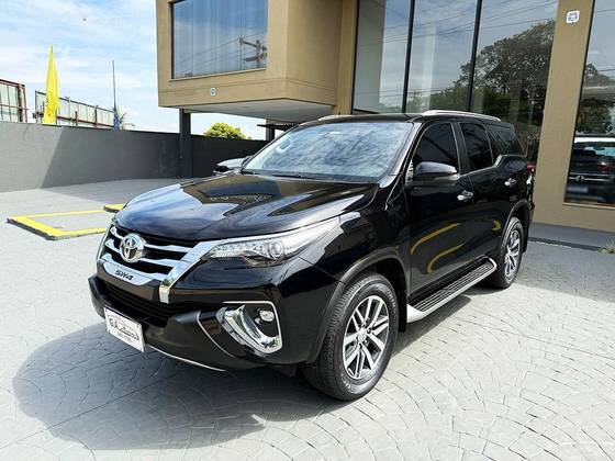 TOYOTA HILUX SW4 2.8 SRX 4X4 7 LUGARES 16V TURBO INTERCOOLER DIESEL 4P AUTOMÁTICO